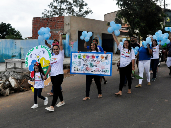 Mães atípicas e apoiadores realizam passeata em alusão ao Abril Azul