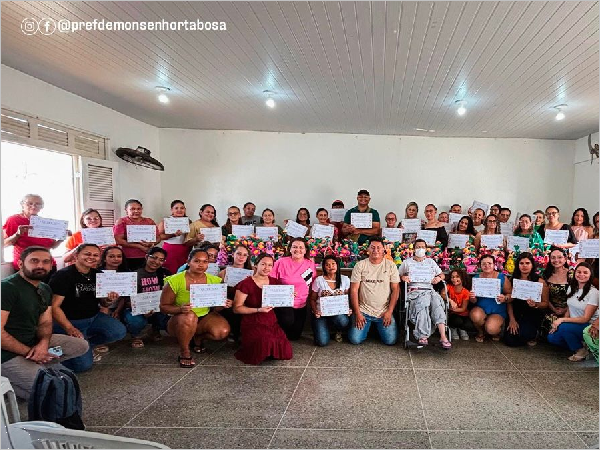 Acontece em Monsenhor Tabosa a entrega de certificados do curso de Arranjos Florais em E.V.A